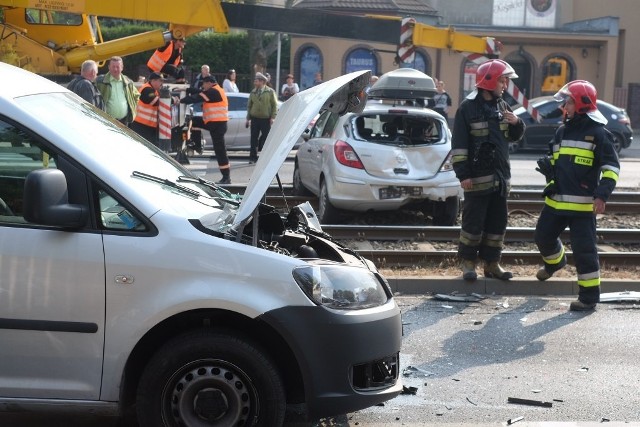 Grunwaldzka: Kobieta z dzieckiem potrącona na przejściu. Auto wpadło na torowisko