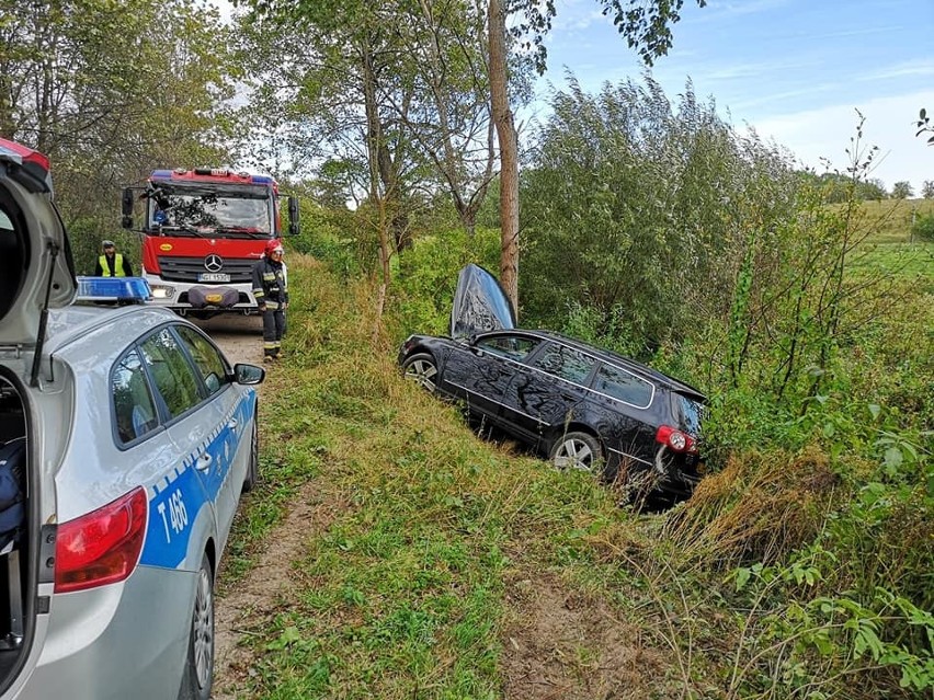 Ublik: Wypadek w powiecie piskim. Samochód osobowy uderzył w przydrożne drzewo [ZDJĘCIA] 16.09.2019