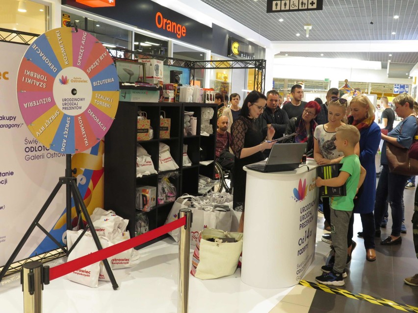 Kolorowe urodziny Galerii Ostrowiec. Było mnóstwo atrakcji dla klientów [ZDJĘCIA]