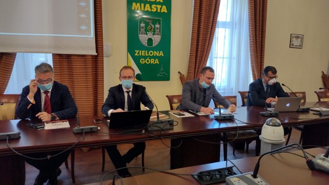 Nadzwyczajna sesja Rady Miasta Zielona Góra przyjęła oświadczenie wspierające służby mundurowe strzegące wschodniej granicy polski