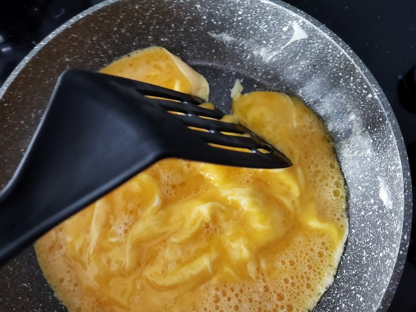 Przełóż omlet na drugą stronę za pomocą łopatki lub dużej...