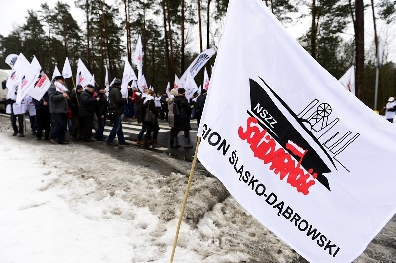 Strajk na Śląsku: Górnicy zablokowali drogi DK1 w...