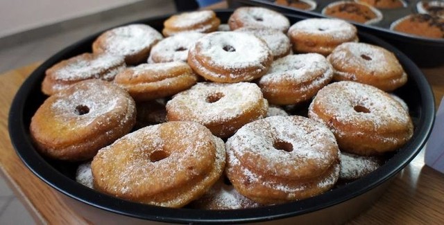 TŁUSTY CZWARTEK. Przepisy na tłusty czwartek 2018. Kiedy jest tłusty czwartek? PRZEPIS NA PĄCZKI, FAWORKI. Ile kalorii ma pączek?