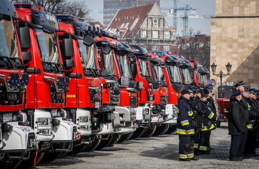 Uroczyste przekazanie wozów strażackich na Targ Węglowym w...