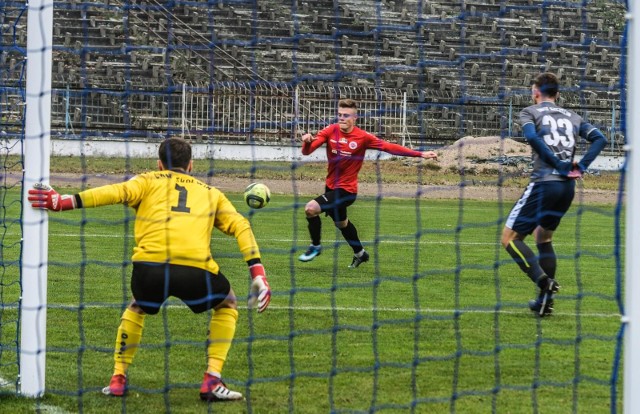 Piłkarze Chemika Moderatora Bydgoszcz przegrali u siebie ze Świtem Skolwin (Szczecin) 1:3 w meczu kończącym rundę jesienną w grupie 2. III ligi. Gole: Robert Kawałek 87 - Maciej Wyganowski 50, 82 (karny), Adam Nagórski 90+1. Na nic zdał się rzut karny obroniony przez golkipera Chemika w 12. minucie spotkania. Chemik zakończył rundę z zaledwie 10 punktami i zimę spędzi w strefie spadkowej.ZOBACZ ZDJĘCIA Z MECZU CHEMIK - ŚWIT >>> 