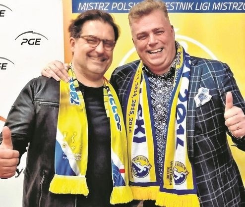 To był wspaniały, niezapomniany wieczór w kieleckiej Hali Legionów. Piłkarze ręczni PGE VIVE Kielce w pierwszym meczu ćwierćfinału Ligi Mistrzów pokonali Paris Saint Germain 34;24 i są o krok od czwartego awansu do elitarnego turnieju Final Four. Jeden z najlepszych meczów w historii klubu oglądało w sobotę z trybun Hali Legionów wiele znanych osób, między innymi bohaterowie telewizyjnych show, prezesi firm czy żony gwiazd sportu.  Igor Jeliński, były dyrektor zarządzający VIVE Group z podwójnym obywatelstwem, polskim i francuskim, całym sercem kibicował PGE VIVE: - Nie wahałem się ani sekundy! Ponad rok spędziłem w Kielcach, pracując z Bertem. Trzy czwarte dnia spędzaliśmy razem, a że piłka ręczna była dużą częścią jego życia, to stała się też częścią mojego – mówił po meczu Jeliński. Ten wyjątkowy kibic znaczną część swojego życia spędził we Francji, aż wreszcie wrócił do Polski i obecnie mieszka w Warszawie. Po meczu nie krył radości i podziwu dla potęgi PGE VIVE. - Mecz był niesamowity, bramkarz robił w bramce wspaniałe rzeczy! – mówił uradowany. – Takie mecze to doskonała promocja piłki ręcznej, polskiego sportu i Kielc. Gorąco kibicuję tej drużynie, Kielcom, Bertowi i temu, co Bert zrobił dla piłki ręcznej przez ostatnie lata!