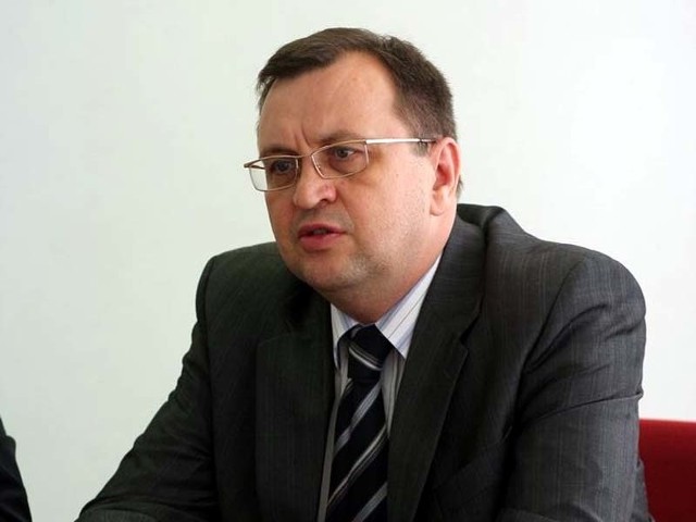 Andrzej Kurpiewski nie jest już sekretarzem województwa. Nie będzie pracował, ale wynagrodzenie (około 10 tys. PLN miesięcznie) będzie wpływało na jego konto.