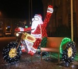 Międzyrzecz. Po co renifery? Mikołaj na motocyklu stanął przy ratuszu! Jak się Wam podoba świąteczna iluminacja? [ZDJĘCIA]