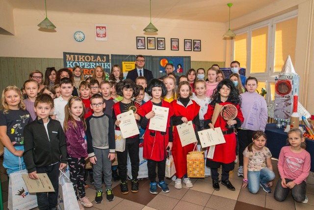 Konkurs plastyczny dla uczniów klas 4-8 Szkoły Podstawowej nr 1 im. Mikołaja Kopernika w Sandomierzu został zorganizowano w ramach święta patrona szkoły.
