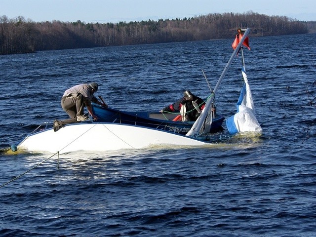 Wywrócony jacht na jeziorze Bobięcińskim Wielkim