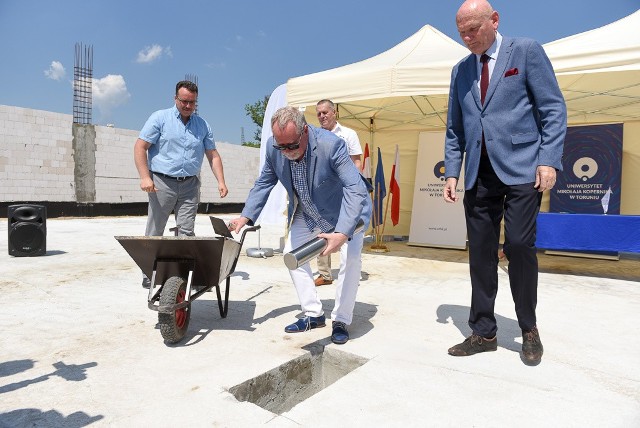 W środę (12 czerwca) na terenie Uniwersyteckiego Centrum Sportowego UMK w Toruniu odbyła się uroczystość wmurowania aktu erekcyjnego II etapu budowy Centrum. Dokument podpisali: rektor UMK prof. dr hab. Andrzej Tretyn, prezydent Torunia Michał Za-leski, dyrektor UCS prof. dr hab. Piotr Błajet i Leszek Piotrowski, właściciel firmy, która jest wykonawcą inwestycji.