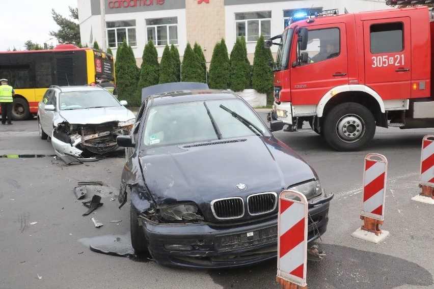 Według wstępnych ustaleń, kierujący BMW skręcał w lewo z...