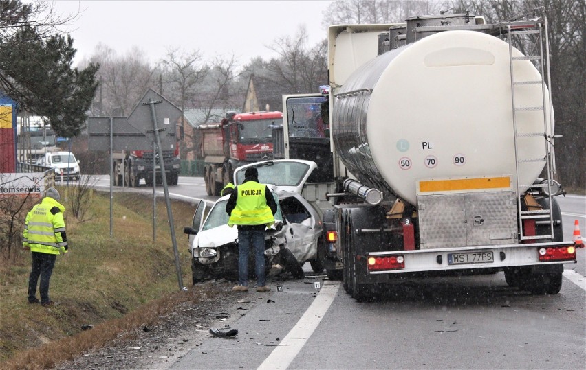 Śmiertelny wypadek w Nisku. Nie żyje kierowca peugeota, który wjechał wprost pod tira [ZDJĘCIA]