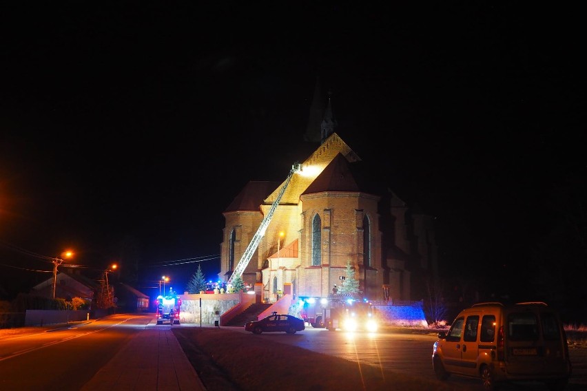 W Stromcu strażacy usuwali skutki wcześniejszej wichury, zdjęli część blachy z dachu kościoła - zobacz zdjęcia