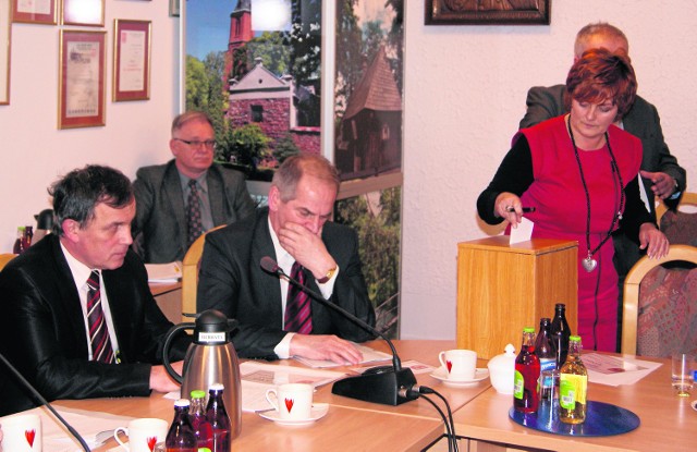 Barbara Rzońca w trakcie głosowania podczas piątkowej sesji. Na pierwszym planie (od lewej): Henryk Kieca i  Jerzy Kwaśniewski 