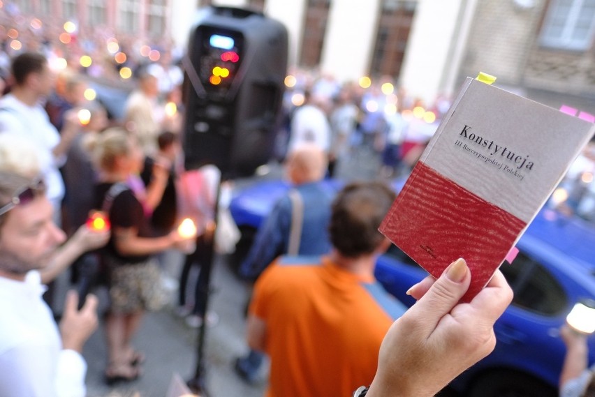 Toruń. Protest po uchwaleniu ustawy o Sądzie Najwyższym...