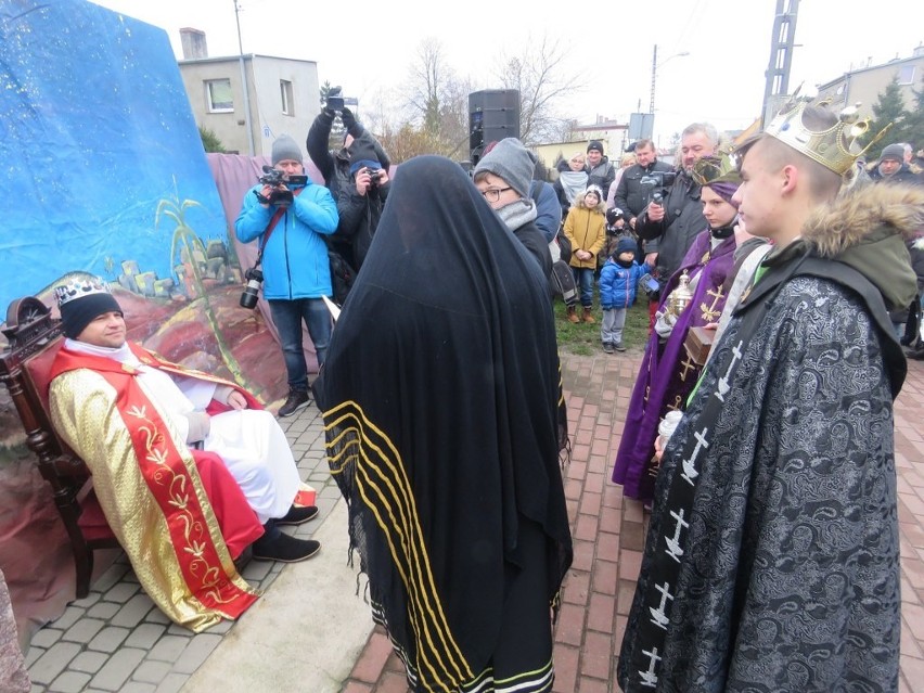 Orszak Trzech Króli w Policach. Trzej królowie przyjechali do Dzieciątka bryczką [WIDEO, ZDJĘCIA]