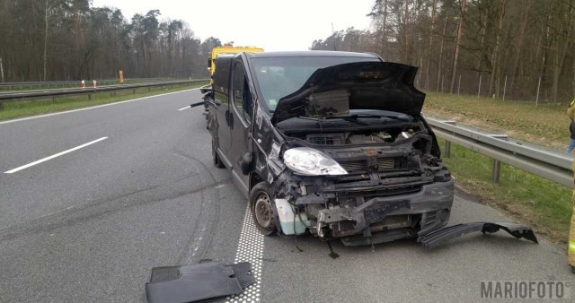 Bus marki Renault zderzył się z samochodem osobowym.
