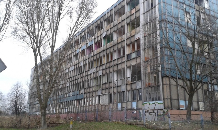 Dąbrowa Górnicza: przed sprzedażą MZBM zabiera z dawnej szkoły drzwi, okna i armaturę [FOTO]