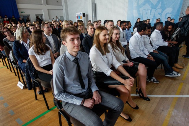 Niektóre uczelnie w regionie prowadzą jeszcze nabór chętnych na studia. Wybór kierunków jest spory, zwłaszcza w szkołach wyższych niepublicznych.To dobra wiadomość dla tych, którzy zastanawiają się nad rozpoczęciem studiów na wiosnę. Warto szybko się decydować, bo uczelnie prowadzą nabór przeważnie do końca marca. Na uczelniach niepublicznych można zdecydować się na studia I i II stopnia oraz studia podyplomowe. Oferty wybranych uczelni z regionu na kolejnych slajdach.Info z Polski -  przegląd najciekawszych informacji z kraju [15.03.2018]