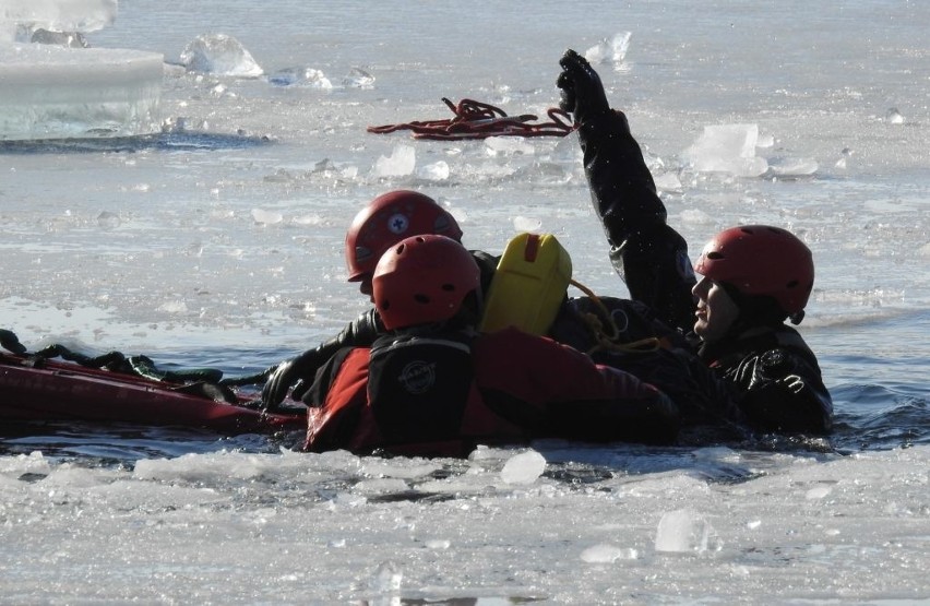Oświęcim. Niecodzienne zajęcia studentów PWSZ na zamarzniętych akwenach. Doskonalili umiejętności z ratownictwa lodowego [ZDJĘCIA]