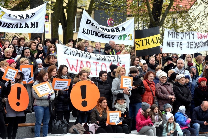 Akcja wsparcia dla strajkujących pedagogów pod hasłem...