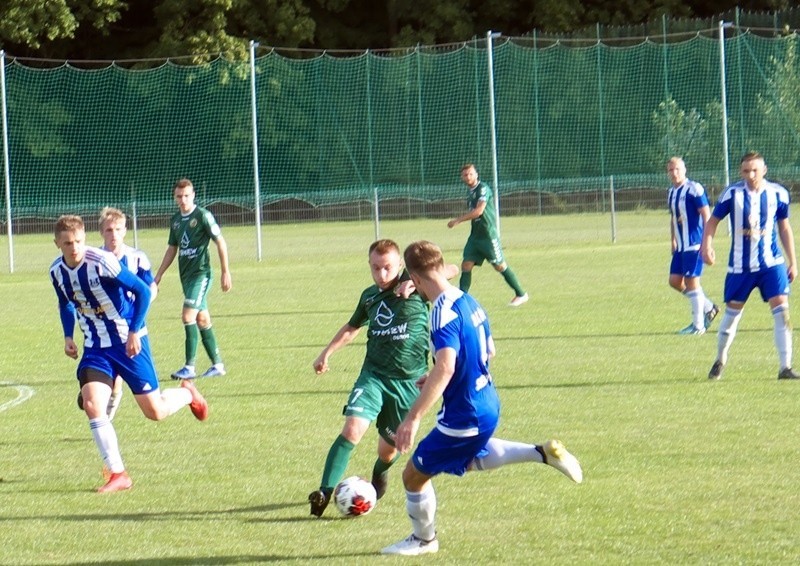 Sokół Sieniawa (biało-niebieskie stroje) pokonał Hetmana...