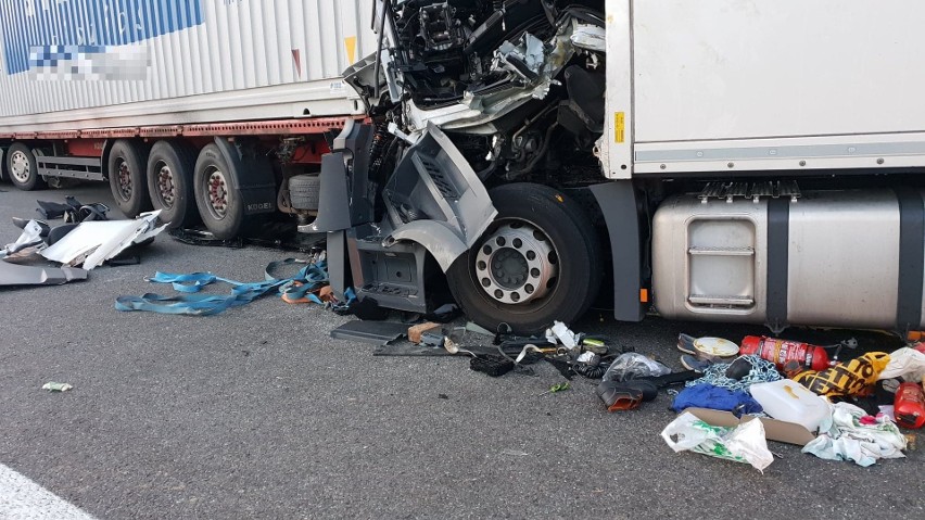 Wypadek na autostradzie A4 na wysokości wsi Olszowa. Zderzyły się cztery ciężarówki