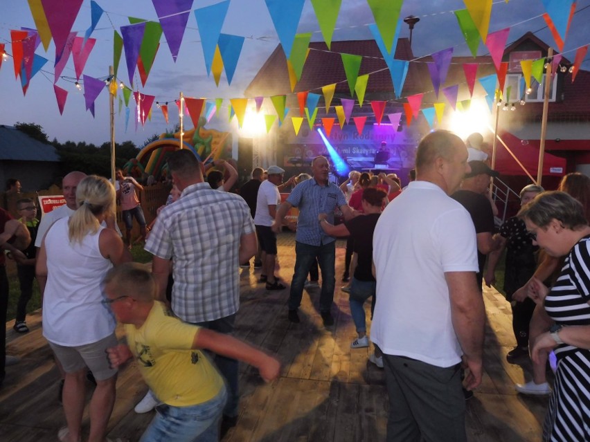 "Przyjazne tańcowanie" w Dzierzkówku Starym w gminie Skaryszew. Były atrakcje dla najmłodszych i tych starszych i tańce na dechach