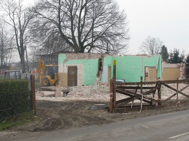 Trwają prace rozbiórkowe przedwojennego domu przy wjeździe do Nowej Wsi Lęborskiej.