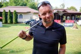 Turniej golfowy Ani Mru-Mru Open w Wierzchowiskach. Biała piłeczka ląduje w dołku. Zobacz zdjęcia i wideo