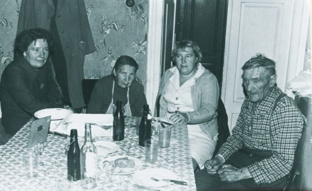 Maria i Józef Karczewscy z córkami: Walentyną Piecielską i Eugenią Klepacką w 1980 r.