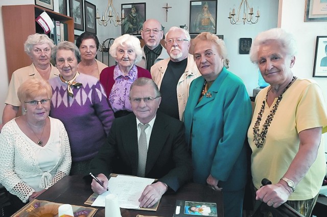 Zielonogórscy pionierzy: Teresa Tuliszka, Helena Magalas, Maria Waszkowska, Danuta Dębińska, Leszek Pendasiuk, Julia Riedel, Edward Tuliszka, Danuta Mielnik, Longina Grzybek i prezes stowarzyszenia Julian Stankiewicz