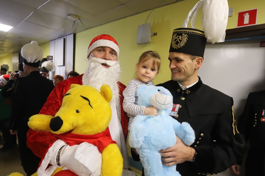 Górnicy z Bełchatowa przywieźli prezenty dla małych pacjentów Centrum Zdrowia Matki Polki