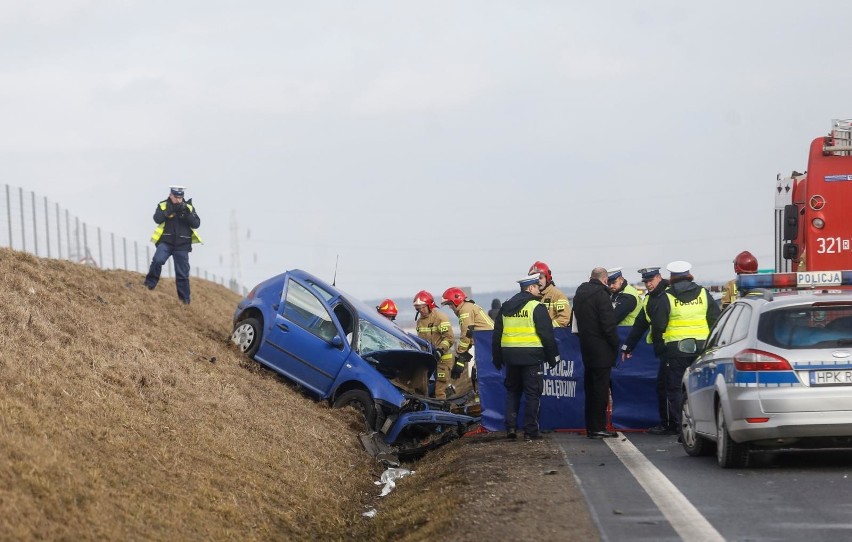 Policjanci pracują na miejscu tragicznego wypadku na trasie...