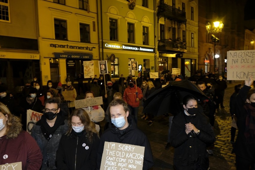 Protesty w Toruniu: ogromne siły policji, mandaty i wnioski do sądu o ukaranie. Za co?