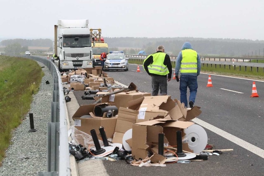 Wypadek na drodze S5 pod Trzebnicą. Rynny na drodze