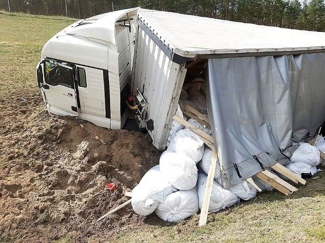 W czwartek, 5 września, na drodze S3 doszło do poważnie wyglądającej kolizji. Kierowca ciężarówki z nieustalonych jeszcze powodów wypadł z drogi i uderzył o skarpę. W wyniku uderzenia zarówno naczepa, jak i ciągnik, zostały poważnie uszkodzone.Strażacy wezwanie do zdarzenia otrzymali kilkanaście minut po południu. Na miejsce pojechało kilka zastępów strażaków. Do kraksy doszło na wysokości Trzebiszewa na pasie w stronę w Zielonej góry. Okazało się, że ciężarowy man wypadł z drogi, zjechał na pobocze i uderzył o skarpę. Uderzenie było na tyle silne, że uszkodzeniu uległa naczepa, z której wysypał się ładunek. Uszkodzony został też ciągnik siodłowy. Na szczęście kierowcy ciężarówki nic się nie stało. Sprawę wyjaśnia policja. Zobacz tęż wideo:  Brutalne morderstwo w powiecie krośnieńskim. Mężczyzna leżał w kałuży krwi. Policja ma podejrzanego