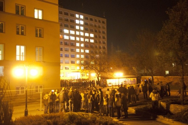 Opole: Krzyz na Akademiku Kmicic. Studenci oddają hold ofiarom katastrofy w Smolensku.