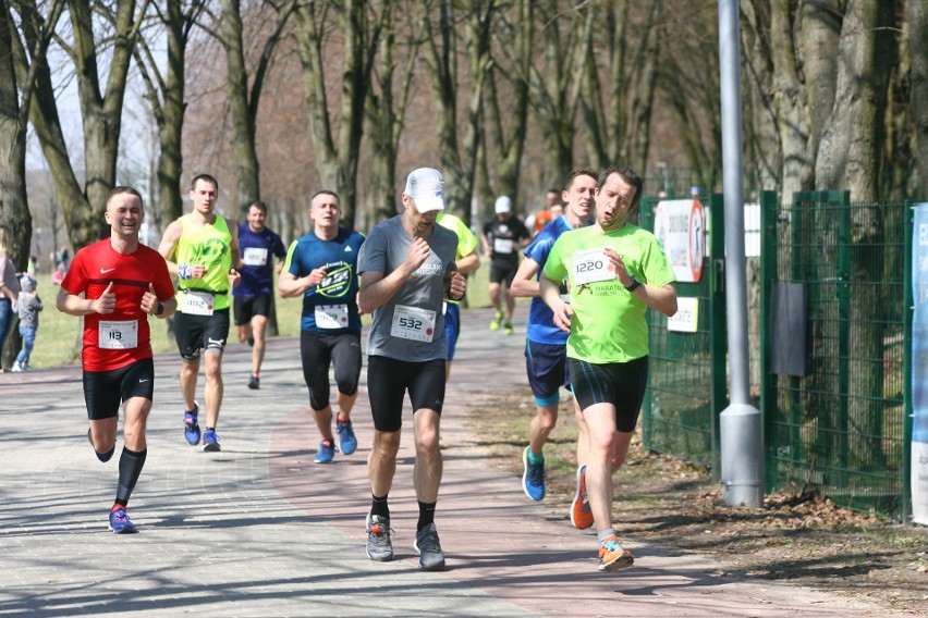 Biegli w niedzielę nad Zalewem Zemborzyckiem. To ostatni bieg z cyklu "Cztery Dychy do Maratonu" [DUŻO ZDJĘĆ]