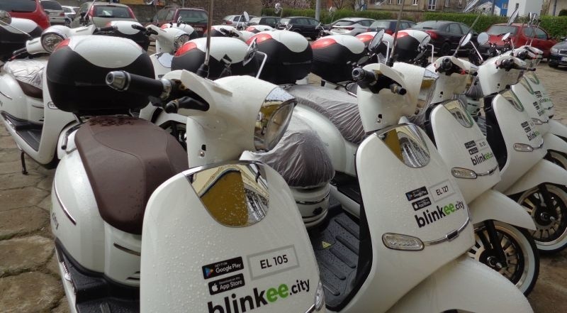 Po Łodzi jeździ ok. 60 białych skuterów Blinkee.city