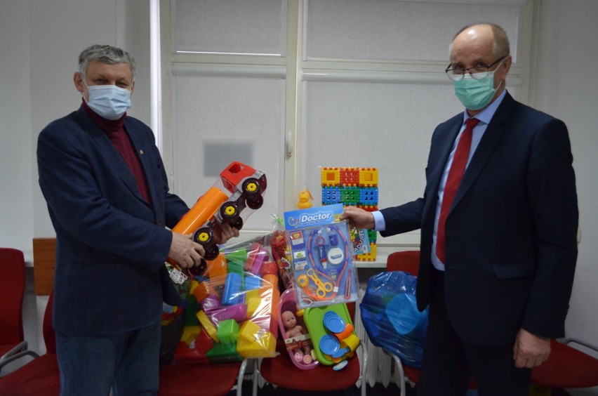 We wtorek Krzysztof Gajewski (z lewej) przekazał zabawki dla...
