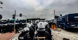 Siedmiu policjantów rannych po ataku migrantów