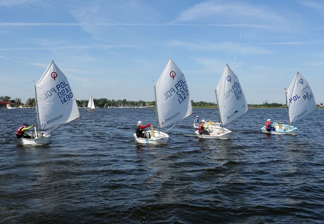 SP nr 28 w Poznaniu mieści się niedaleko Jeziora Kierskiego, dlatego zdecydowano o wyborze żeglarstwa jako dyscypliny wiodącej oddziału sportowego.