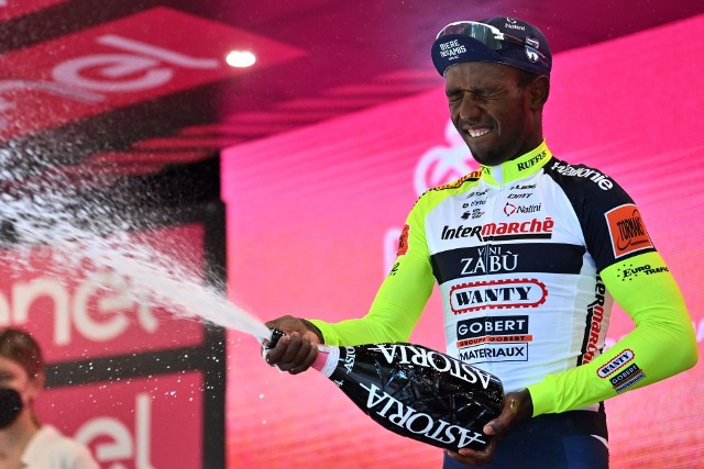 11. etap Giro d'Italia dla Alberto Dainese. Wtorkowy zwycięzca wycofał się z wyścigu przez kontuzję, której doznał na podium