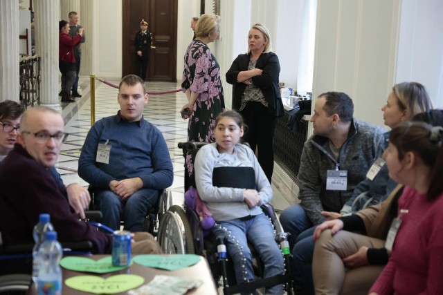 Opiekunowie dorosłych niepełnosprawnych wraz ze swoimi podopiecznymi wznawiają protest w Sejmie - poinformowała w poniedziałek Iwona Hartwich (KO)