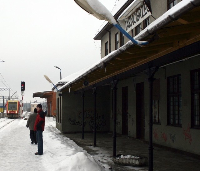 Chętnych do jazdy pociągami z tarnobrzeskiego dworca jest coraz więcej, tyle, że na sam dworzec dostać się nie jest łatwo.
