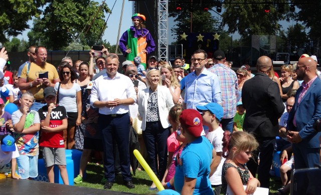 Podczas rodzinnego pikniku w Mroczy (pow. nakielski) premier Mateusz Morawiecki zainaugurował rozszerzenie programu Rodzina 500 plus także na pierwsze dziecko. Piknik zorganizowała Kancelaria Premiera. Przygotowano wiele atrakcji.