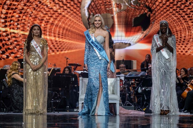 Kibice Łódzkiego Klubu Sportowego pękają z dumy. Karolina Bielawska - wielka fanka dwukrotnego mistrza Polski i córka byłego prezesa ŁKS została wybrana Miss World! "My to wiedzieliśmy od dawna, a teraz wie już cały świat. Karolina Bielawska została Miss World 2021!" - pochwalił się łódzki klub na Twitterze. Karolina studiuje na kierunku management na Politechnice Łódzkiej. Aktualnie jest singielką. W 2019 roku zdobyła tytuł Miss Polonia. Ze względu na pandemię musiała nieco dłużej poczekać na swój start w konkursie na najpiękniejszą kobietę świata. Do tej pory tylko raz Polka zwyciężyła w tym konkursie - była to Aneta Kręglicka w 1989 roku. Zobaczcie zdjęcia!