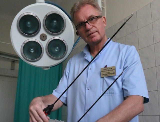 Doktor Janusz Pichurski prezentuje narzędzia do laparoskopii. To wyżej jest dla grubasów.
